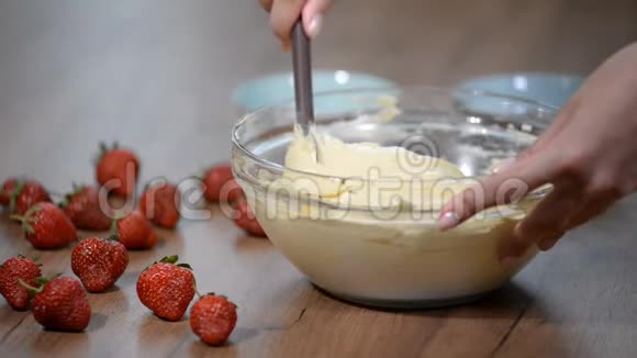 烤制海绵蛋糕的配料和用具加工烹饪海绵蛋糕女人混合面团视频的预览图
