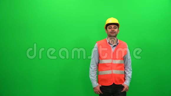 工程师在绿色屏幕上做演示手势向右显示视频的预览图