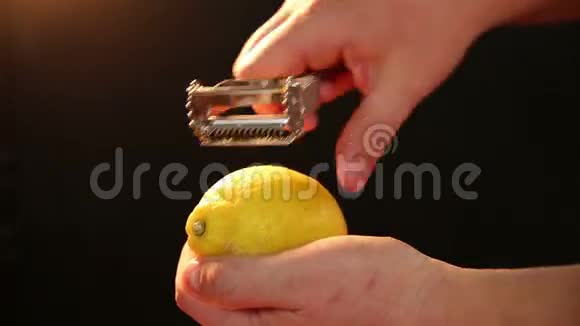 用柠檬切皮视频的预览图