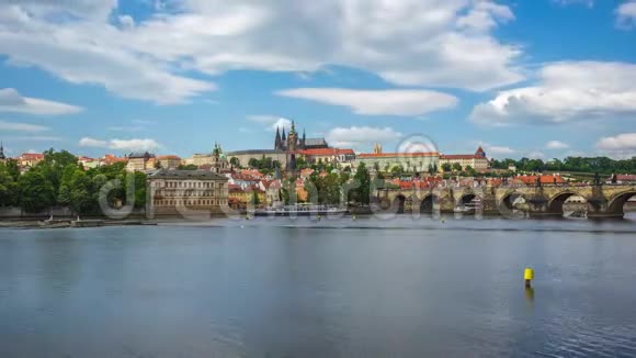 布拉格城市天际线与蓝色美好的天空在布拉格捷克共和国的时间流逝视频的预览图