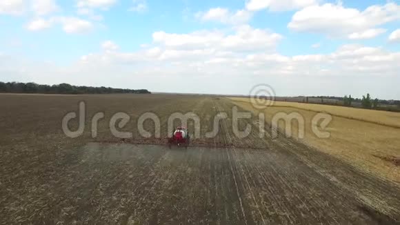 拖拉机在春天犁地玉米空中飞行视频的预览图