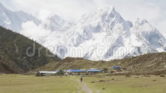 尼泊尔的Bimthand村在山上玛纳斯鲁巡回跋涉视频的预览图
