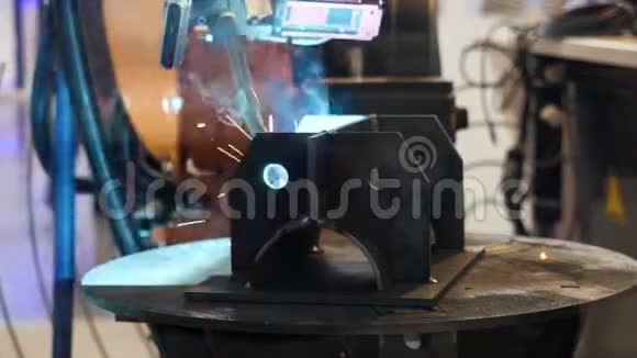 焊接过程中的机器人手臂样本自动化工作技术和工业概念媒体自动化视频的预览图