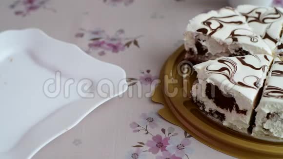 女人的手把蛋糕放在盘子里视频的预览图
