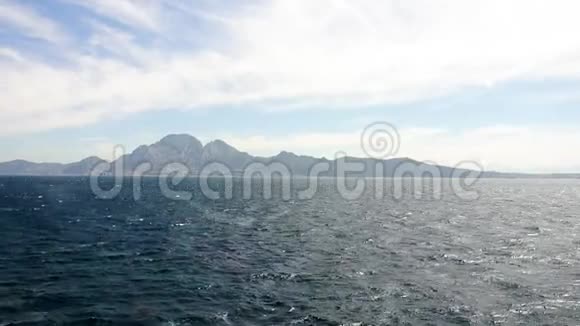 北非岩石海岸的景色接近渡船视频的预览图