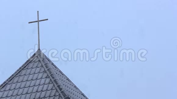 冬季背景教堂十字降雪视频的预览图