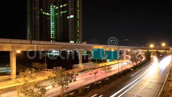 夜间交通天空列车和摩天大楼视频的预览图