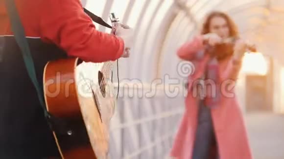 有小提琴的女人有吉他演奏音乐的男人视频的预览图