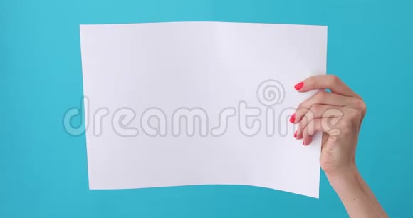 女性手中白纸上的手指点视频的预览图