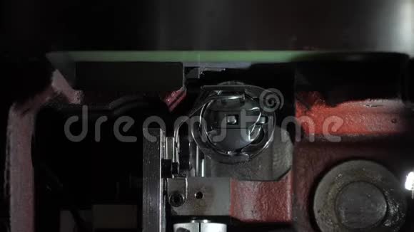 缝纫机的穿梭机这是一个缝纫机筒子的特写视频的预览图