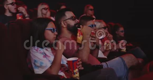 家庭在电影院吃爆米花视频的预览图