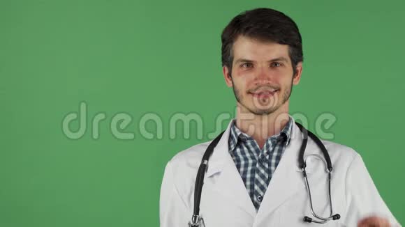 开朗的男医生拿着维生素丸和苹果视频的预览图