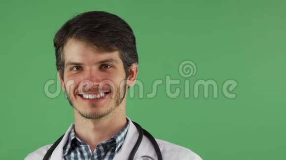 开朗的男医生微笑着拿着绿色背景的蓝色药丸视频的预览图
