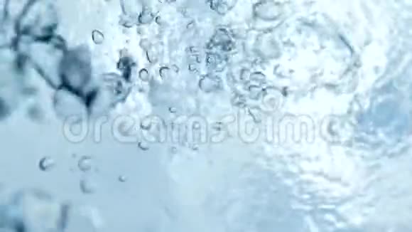 蓝色的海洋在水下喷出气泡视频的预览图
