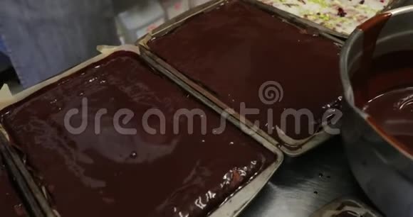 做一个巧克力皮斯塔奇奥蛋糕视频的预览图