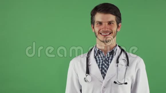 快乐的男医生笑着伸出大拇指视频的预览图