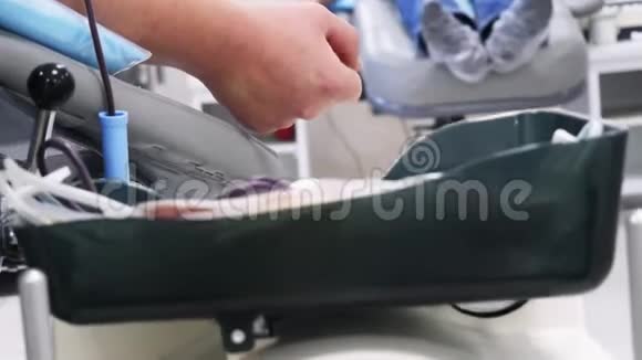 有人在医院的实验室献血活动中了他的手框架特写镜头视频的预览图