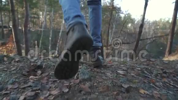 这家伙手里拿着一把斧头在森林里危险的道路上奔跑慢动作视频的预览图