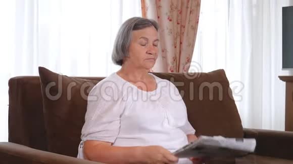 一位在家心痛的老妇人视频的预览图