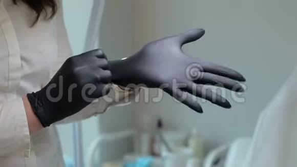 美容师在美容室戴上黑色防护手套视频的预览图