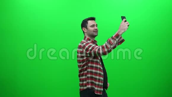 用智能手机在绿色屏幕上拍照的人视频的预览图