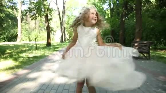 穿裙子的小女孩在公园玩视频的预览图
