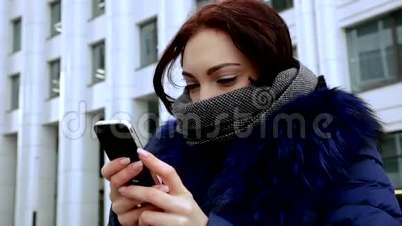 在寒冷中带电话的女人视频的预览图