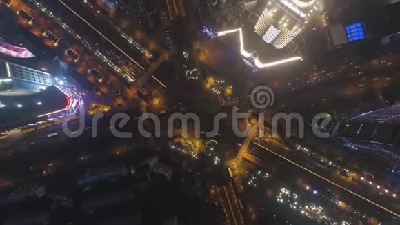 复杂十字路口在上海中国在夜间高空垂直俯视图视频的预览图