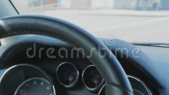 汽车行驶过程中汽车仪表盘上有房子汽车视频的预览图