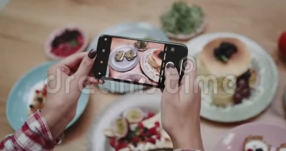 有人给健康的鳄梨面包和其他食物拍照拍摄红色史诗视频的预览图