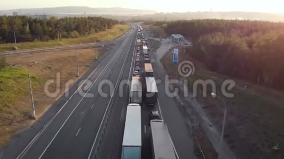 空中观景城际公路路段路上的拥堵汽车和马车正站在漫长的交通堵塞中慢慢视频的预览图