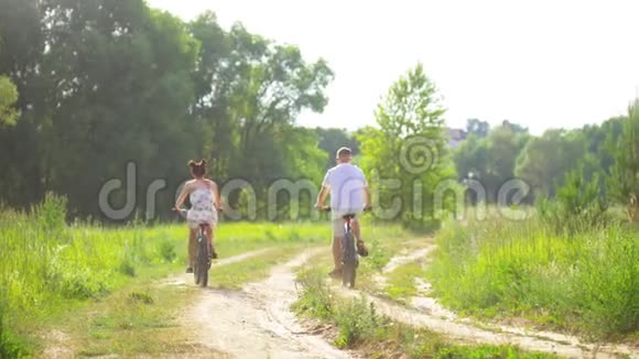 夏日在乡间小路骑自行车的后景视频的预览图