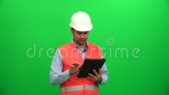 施工工程师使用平板电脑视频的预览图