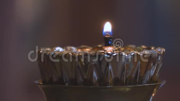 教堂烛台上的一支小蜡烛视频的预览图