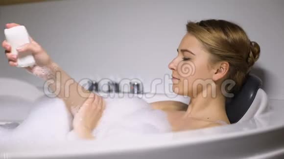 沐浴用肥皂清洗身体的年轻女性日常美容程序新鲜感视频的预览图