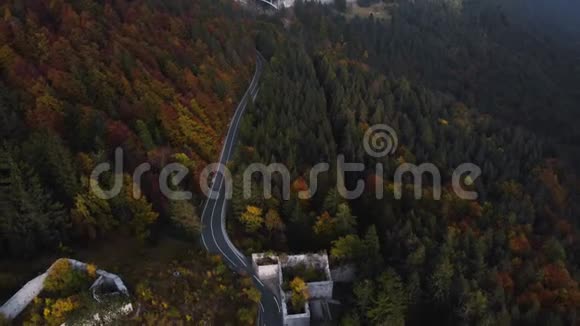 斯洛文尼亚普雷德尔堡的秋季鸟瞰图视频的预览图