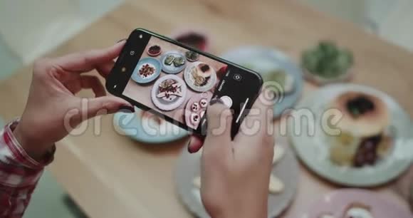 一个女孩在给食物拍照在红色史诗上拍摄4k视频的预览图