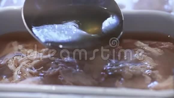 一片片轻肉填充脂肪肉汤视频的预览图