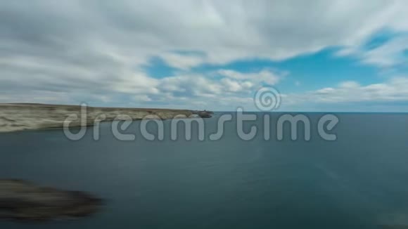 美丽的海景平静的大海清澈的蓝天被群山环绕时光流逝视频的预览图