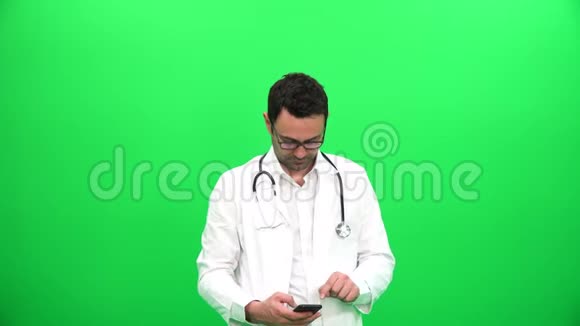 医生在绿色屏幕上拍摄自拍视频的预览图