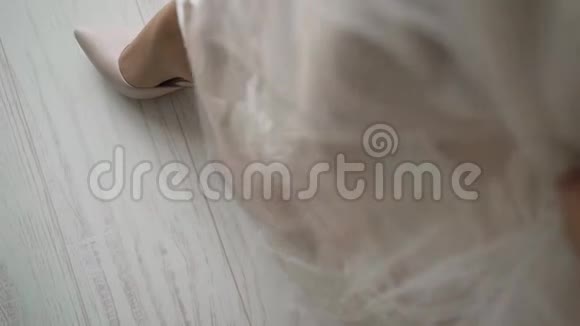 女人的白色结婚鞋新娘穿漂亮的鞋子视频的预览图