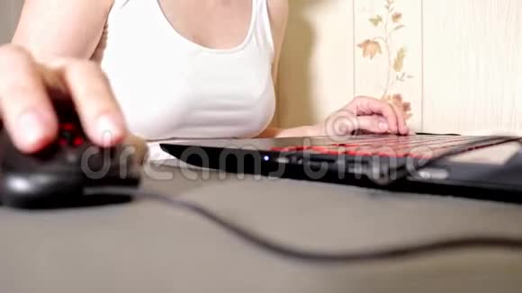 无法辨认的女人用鼠标在手提电脑键盘上打字目光浅淡视频的预览图
