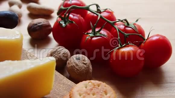 樱桃番茄木制背景的新鲜樱桃番茄和坚果视频的预览图