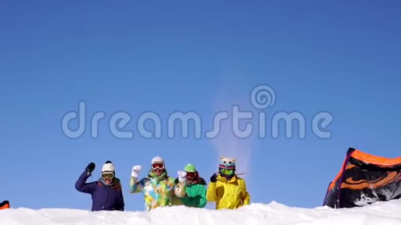 四个女人在山顶假日好玩彩色高山滑雪套装慢镜头视频的预览图