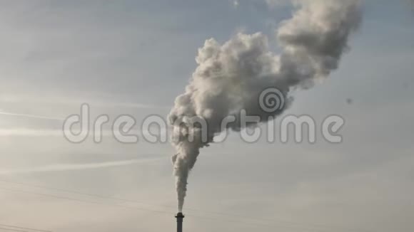 工厂烟囱排放烟雾视频的预览图