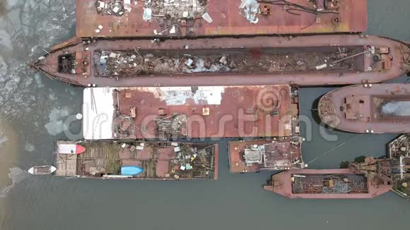 一艘生锈的金属沉船的空中景色视频的预览图