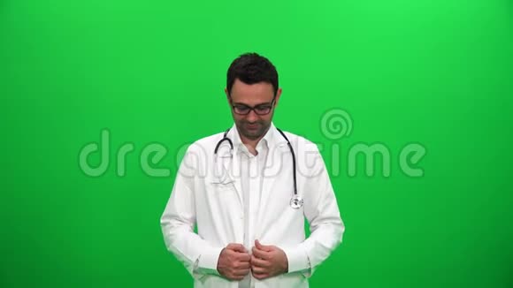 医生站在绿色屏幕上伸出手视频的预览图