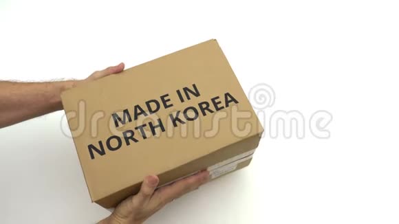 手拿纸箱与朝鲜制造文字视频的预览图