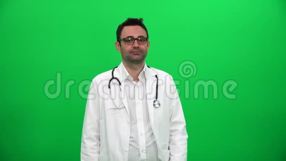 医生用听诊器在绿色屏幕上显示OK好批准协议概念视频的预览图