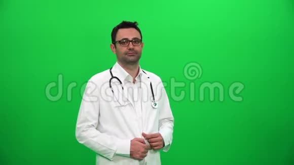 医生举起或呈现在绿色屏幕上的东西左边视频的预览图